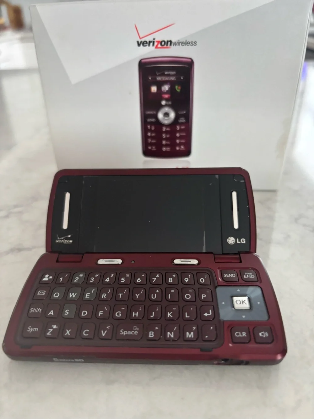 LG enV3 Y2K flip Phone from Verizon with keyboard, charger and box